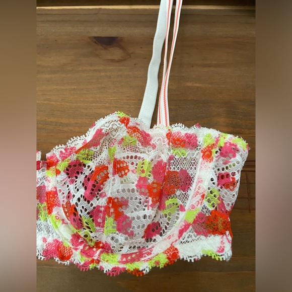 Chantelle multi color bras - Picture 3 of 11